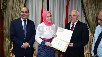 محافظ بورسعيد يكرم الأولى على الجمهورية بالثانوية العامة (صور)