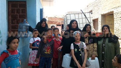 بالفيديو والصور.. تصاعد أزمة المياه بمركز «الحسينية» بالشرقية.. والأهالي: لجأنا لمياه الترع لسد الأزمة.. وربة منزل: نعيش صراعا على عربة بيع المياه.. وقيادي بمجلس المدينة: «الحل بأيد الم