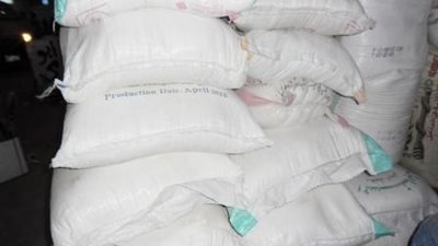 «حيتان السلع الغذائية».. تاجر يحتكر 100 طن سكر لبيعه بالسوق السوداء بالقليوبية.. «آخر» يخزن 192 زجاجة زيت تمويني في البحيرة.. ضبط ثالث بحوزته 3800 علبة سجائر بالزيتون.. ومصدر قضائي