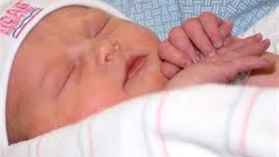 احذري من وضع الكحل فى عين طفلك حديث الولادة يوم السبوع