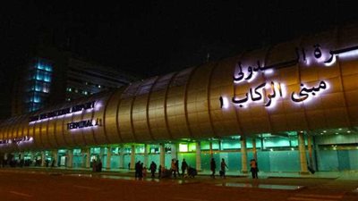٣ مجموعات سياحية تصل مطار القاهرة لزيارة المعالم الأثرية