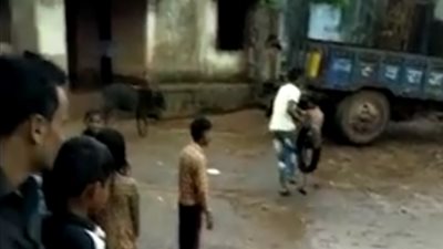 أطفال يلهون بعد سقوط المطر على طريقتهم الخاصة (فيديو)