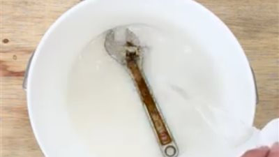 أسرع طريقة للتخلص من الصدأ (فيديو)