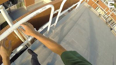 شاب يخاطر بحياته أعلى مركز شرطة مكون من 55 طابقا (فيديو وصور)