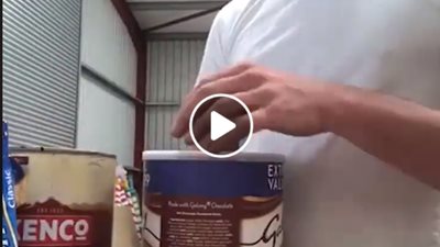 شاب ينفذ مقلب الشيكولاتة في صديقه (فيديو)