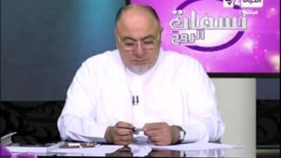 بالفيديو.. خالد الجندي يتبرع بغسل ملابس «مسنة» على الهواء