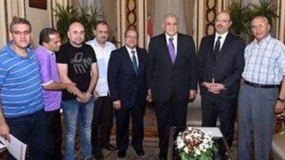 «محلب» يكرم 3 موظفين بضرائب المبيعات في القليوبية لرفضهم رشوة