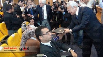 بالصور.. وزير الاتصالات يسلم شهادات 