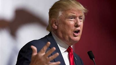 ترامب: ماكرون يحب أن يمسك يدي