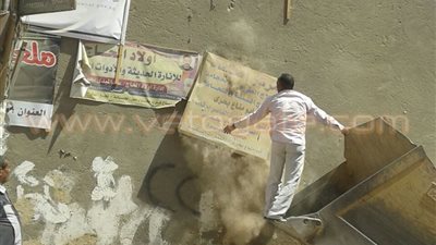 بالصور.. رفع 300 طن مخلفات من قرى قنا