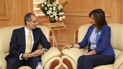 «الهجرة والاتصالات» يؤكدان أهمية إنشاء قاعدة بيانات للمصريين بالخارج