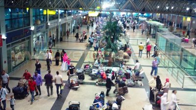 بالصور.. تسهيلات لـ«المسنين» بدخول صالات مطار القاهرة