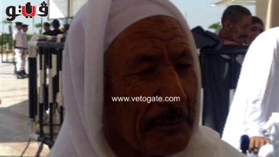 بالفيديو.. أحد الحجاج المسنين بمطار القاهرة: «رايحين ندعي لبلدنا»