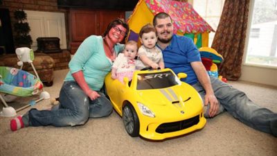 بالفيديو والصور.. إصابة امرأة بحالة نادرة في الجلد لم تمنعها من الأمومة