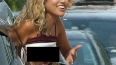 معجبة تخلع قميصها لجذب انتباه ديفيد بيكهام (صور)