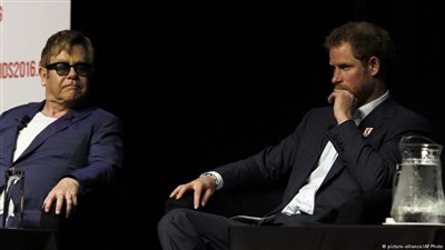 أمير ومطرب «يتحالفان» لمكافحة الإيدز بين الرجال