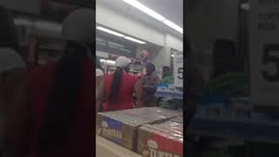 لحظة اعتداء امرأتين على رجل بالضرب المبرح (فيديو)