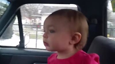 رد فعل طفلة لحظة رؤيتها شقيقها الأكبر عائدا من المدرسة (فيديو)