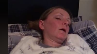 رجل ينفذ مقلبا مرعبا بزوجته أثناء نومها (فيديو)