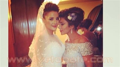 أصالة تحمل لابنتها 