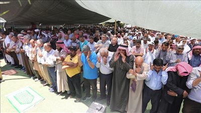 مئات الفلسطينيين يؤدون صلاة الجمعة في الخان الأحمر