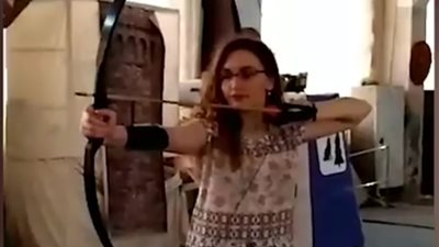 نهاية مروعة لفتاة استعرضت مهاراتها في الرماية (فيديو)