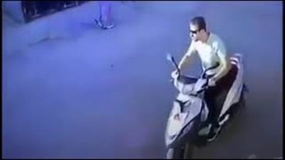 لحظة سرقة لص قلادة من عنق فتاة بوضح النهار (فيديو)