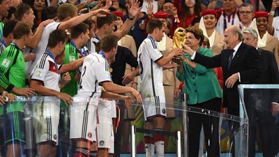 فيليب لام يسلم درع كأس العالم لبطل المونديال