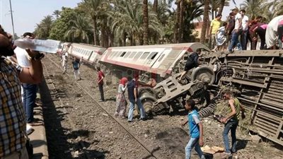 أول صور من موقع حادث انقلاب قطار الصعيد