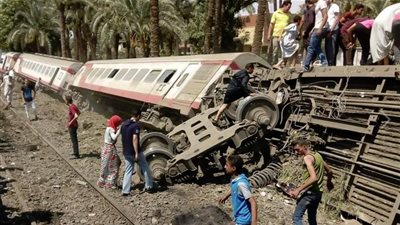 تفاصيل حادث قطار البدرشين.. انقلاب 5 عربات.. نائب محافظ الجيزة: لا وفيات في الحادث.. توقف حركة قطارات الصعيد.. و«الصحة»: 34 مصابا.. مصدر: القطار تحرك بعيوب فنية