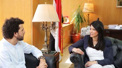 «المشاط» تبحث تنمية سياحة المغامرات مع أول مصري يصعد جبل إيفرست