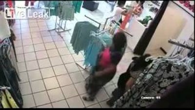 بالفيديو.. فتاة تسرق ملابس وتخفيها أسفل الجيبة