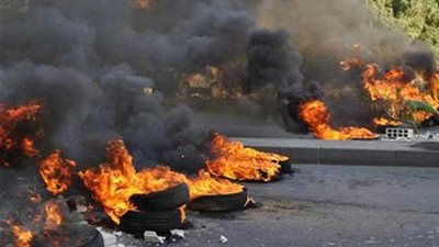 الأهالي يشعلون النيران بإطارات السيارات احتجاجا على مصرع طفل بالمنيا