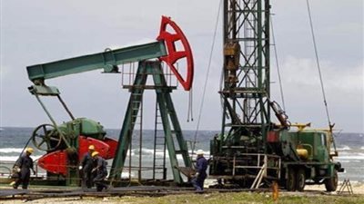 النفط يتراجع بفعل زيادة كبيرة في المخزونات الأمريكية