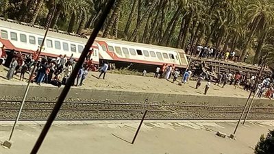 فريق من النيابة ينتقل لموقع حادث انقلاب قطار البدرشين