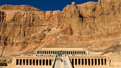 السياح الإيرانيون يتجولون فى سوق الذهب بالأقصر