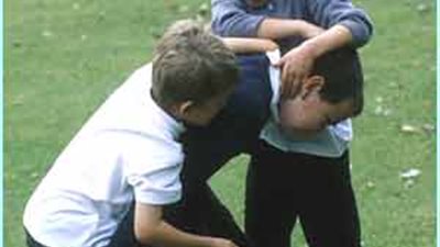 10 خطوات لتعليم طفلك التعامل مع من يسيئون له في المدرسة