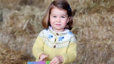 براءة الأطفال.. الأميرة شارلوت تحتفظ بباقة زهور أهداها لها معجب خلال أعياد الميلاد | فيديو