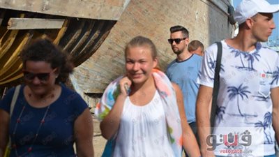 بالصور.. جولة لفوج سياحي داخل جامع الميناء وقزق السقالة بالغردقة