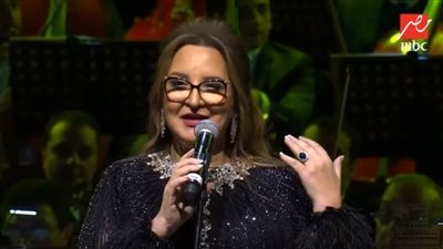 عزيزة جلال توجه رسالة مؤثرة للشباب بعد عودتها للغناء | فيديو