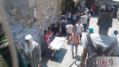 بالصور.. عمال بين السرايات يبيعون الملازم أمام بوابات جامعة القاهرة