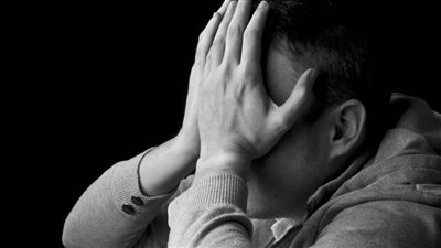 حكم رجل محصن زنى بامرأة محصنة في بلد لا يقيم حد الزنا؟