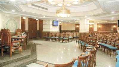 حكم إنشاء دار مناسبات تلحق بالمسجد؟ وهل يجوز تمويل هذه الدار من تبرعات المساجد؟