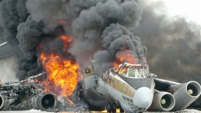 تحطم طائرة تقل 100 شخص قرب مدينة 