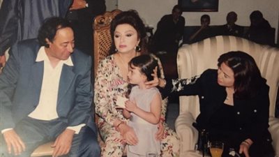 هنادي مهنا تستعيد ذكريات الطفولة بصورة مع 3  نجوم كبار