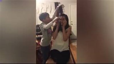 بالفيديو والصور.. طفل يصدم والدته بقص شعرها أمام الكاميرا
