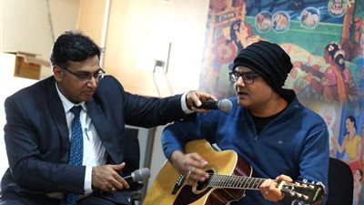 بالفيديو.. فنان يعزف على الجيتار لمساعدة جراحين يجرون جراحة على مخه