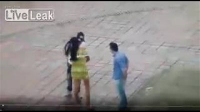 بالفيديو.. شاهد ماذا حدث للص اقتحم موعدا غراميا بين شاب وفتاة وسرقهما