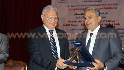 بالصور.. «نصار» يهدي «حلمي وندا» ونقيب محامين الكويت درع الجامعة