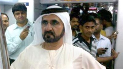 بالصورة.. محمد بن راشد دون حراسة داخل مترو الأنفاق